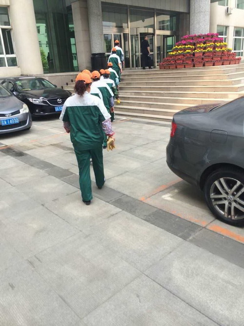 辛苦工作后的保洁员有秩序的回归