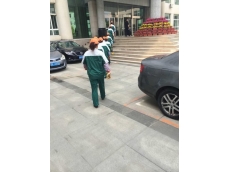 辛苦工作后的保洁员有秩序的回归
